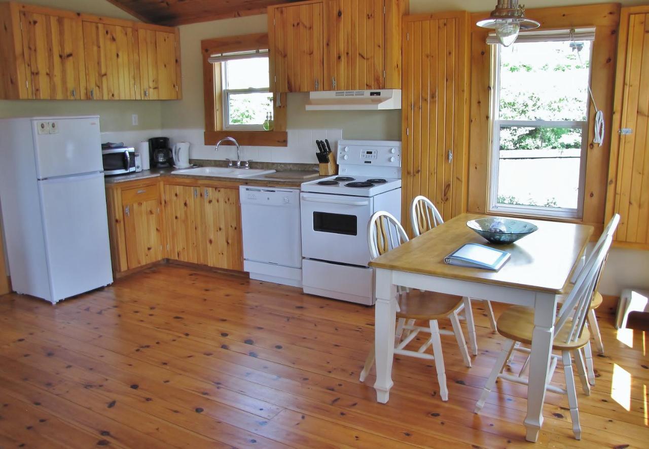 Larinda'S Landing Oceanfront Cottages Halifax Eksteriør billede